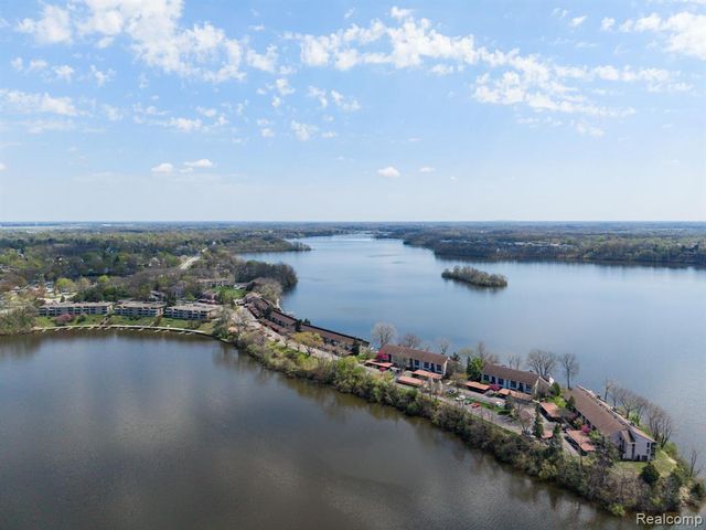1680 Cliffs Landing 302E, Ypsilanti, MI 48198