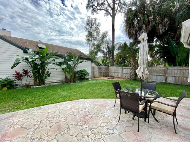 453 Park Forest Way, Wellington, FL 33414