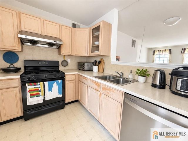 23 Giera Court, Parlin, NJ 08859