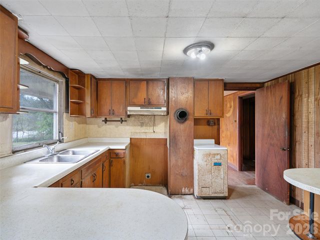 2432 Grapevine Road, Marshall, NC 28753