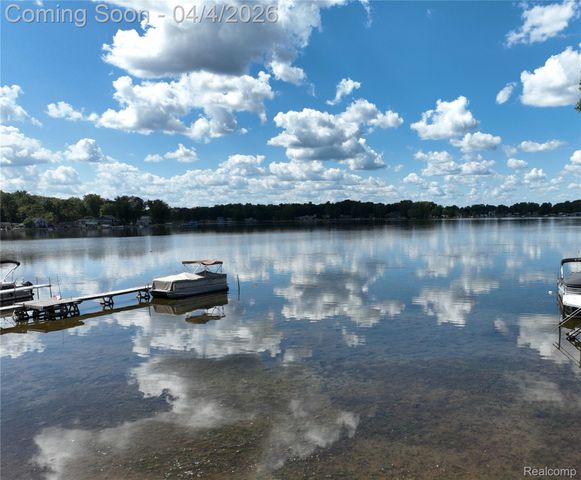 9666 Zukey Drive, Hamburg Township, MI 48169