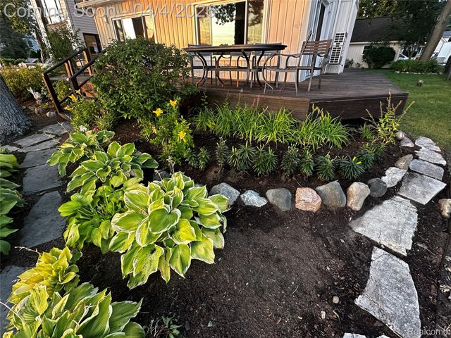 9666 Zukey Drive, Hamburg Township, MI 48169