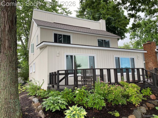 9666 Zukey Drive, Hamburg Township, MI 48169