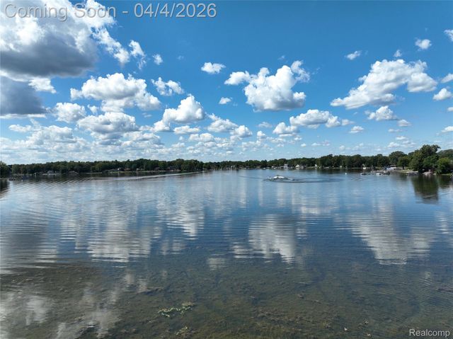 9666 Zukey Drive, Hamburg Township, MI 48169