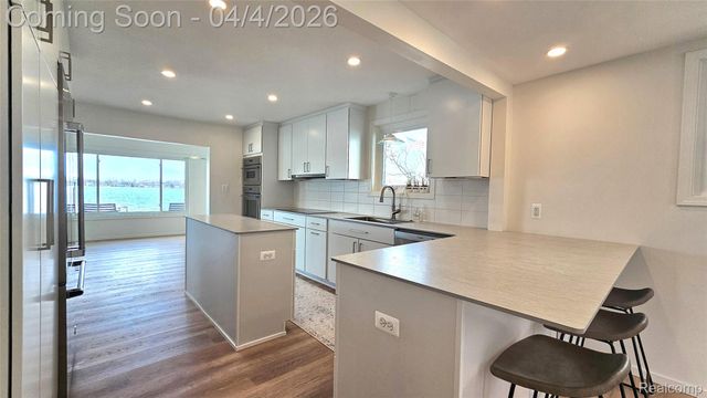 9666 Zukey Drive, Hamburg Township, MI 48169