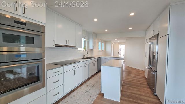 9666 Zukey Drive, Hamburg Township, MI 48169