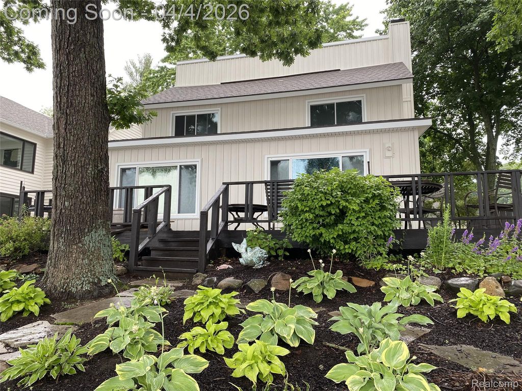 9666 Zukey Drive, Hamburg Township, MI 48169