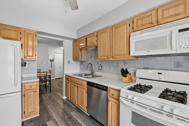 40 W Fern Court 120, Palatine, IL 60067