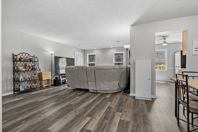 40 W Fern Court 120, Palatine, IL 60067
