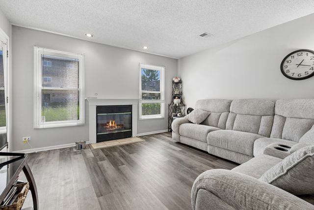40 W Fern Court 120, Palatine, IL 60067