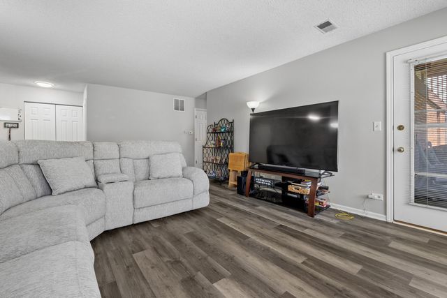 40 W Fern Court 120, Palatine, IL 60067