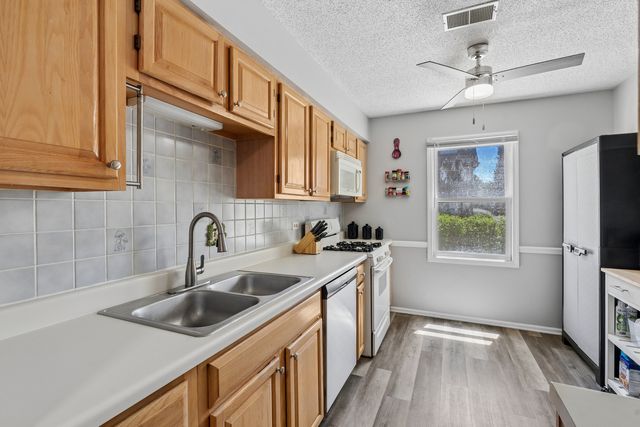40 W Fern Court 120, Palatine, IL 60067