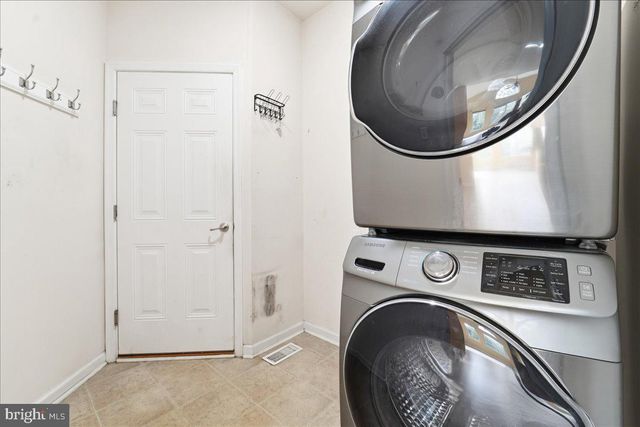 704 VARGA CIR, Florence, NJ 08518