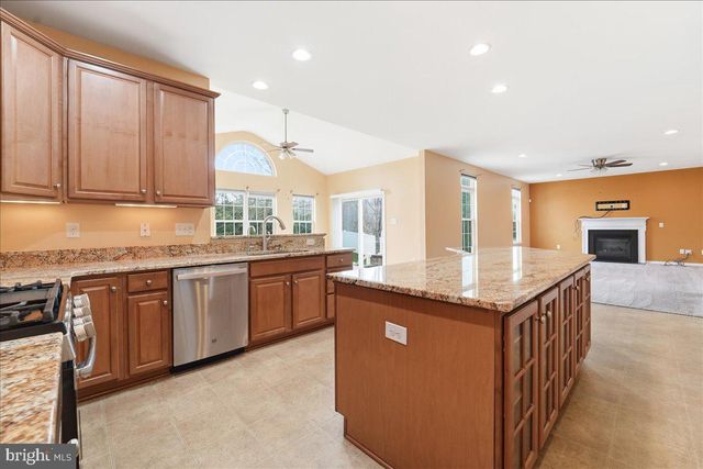 704 VARGA CIR, Florence, NJ 08518