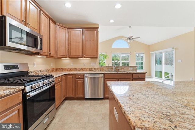 704 VARGA CIR, Florence, NJ 08518