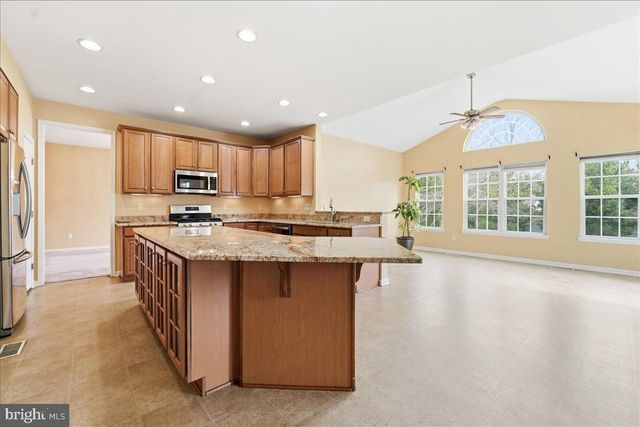 704 VARGA CIR, Florence, NJ 08518