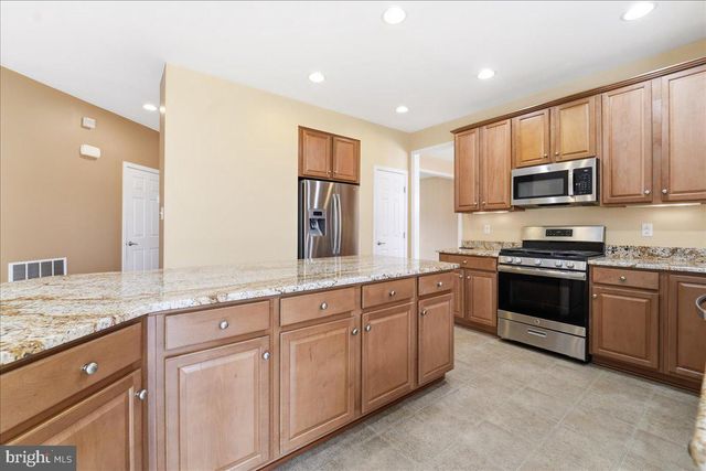 704 VARGA CIR, Florence, NJ 08518