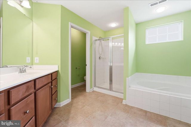 704 VARGA CIR, Florence, NJ 08518