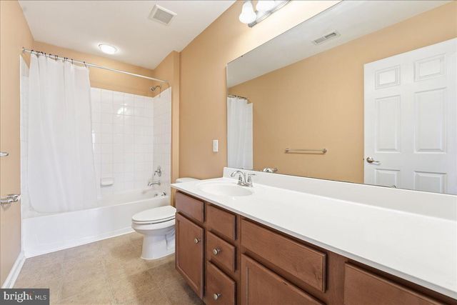 704 VARGA CIR, Florence, NJ 08518