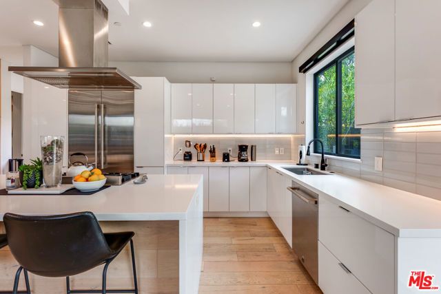 18589 Linnet Street, Tarzana (los Angeles), CA 91356