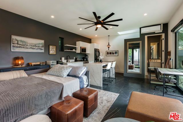 18589 Linnet Street, Tarzana (los Angeles), CA 91356