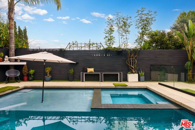 18589 Linnet Street, Tarzana (los Angeles), CA 91356