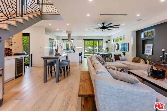 18589 Linnet Street, Tarzana (los Angeles), CA 91356