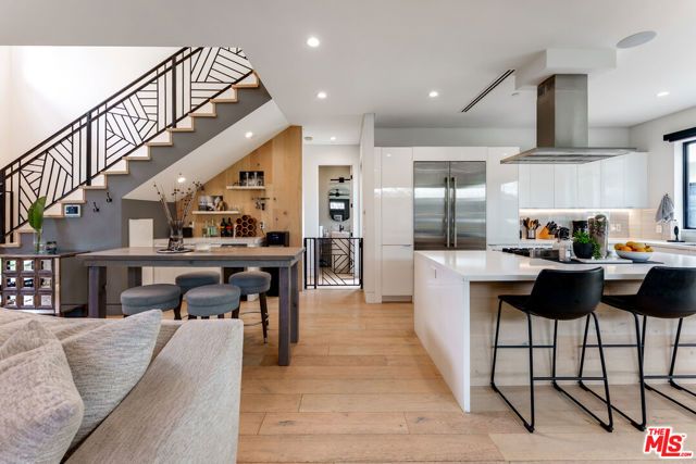 18589 Linnet Street, Tarzana (los Angeles), CA 91356