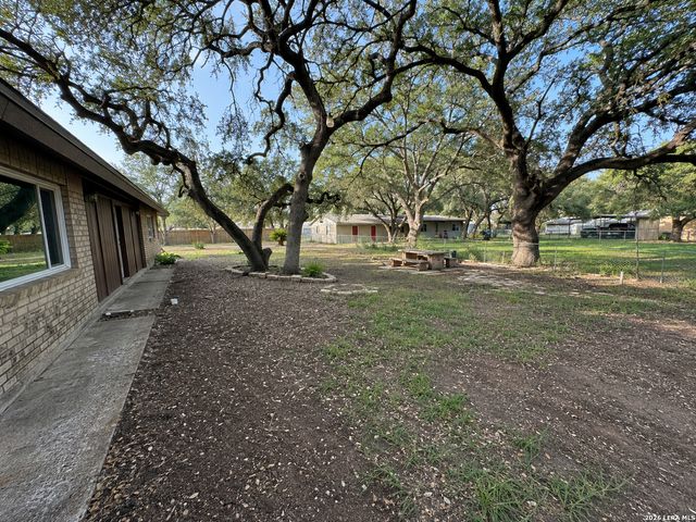 26 SUNRISE DR, Pleasanton, TX 78064