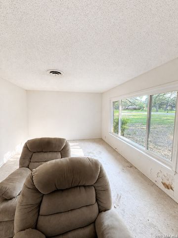 26 SUNRISE DR, Pleasanton, TX 78064
