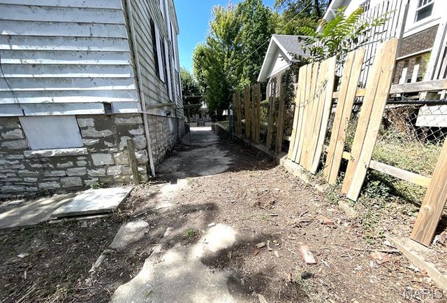 1121 State Street, Alton, IL 62002