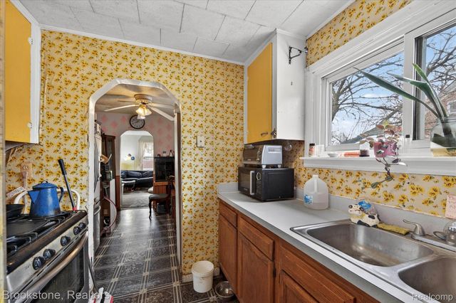 6027 Peck Avenue, Warren, MI 48092