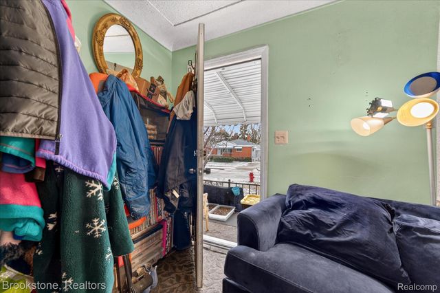 6027 Peck Avenue, Warren, MI 48092