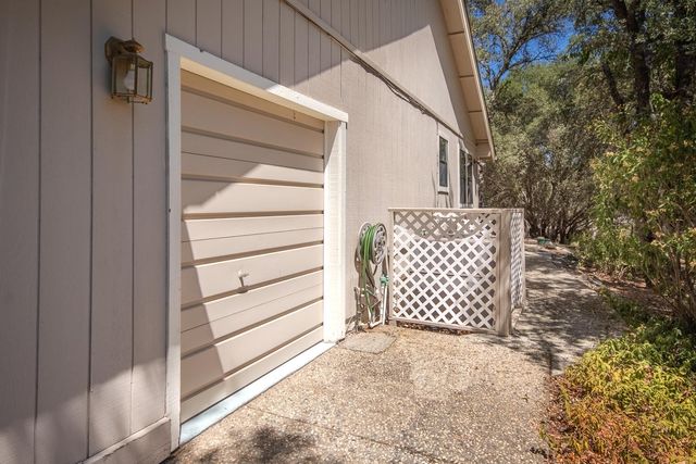 18018 Hummingbird Dr, Penn Valley, CA 95946