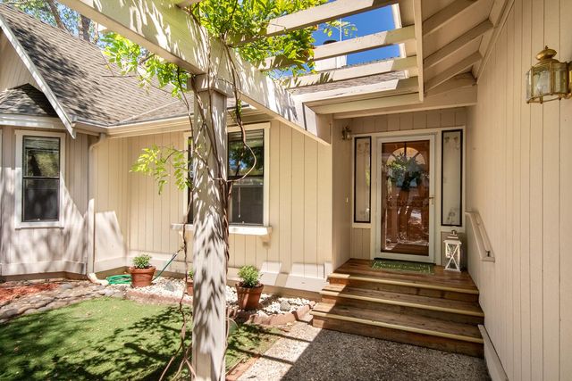 18018 Hummingbird Dr, Penn Valley, CA 95946