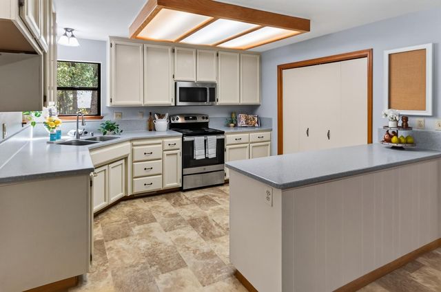 18018 Hummingbird Dr, Penn Valley, CA 95946