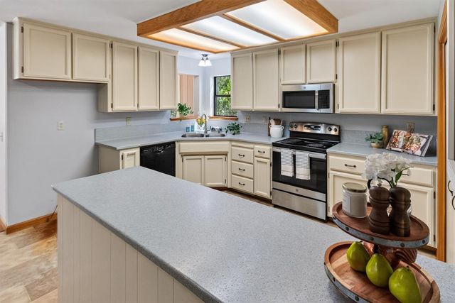 18018 Hummingbird Dr, Penn Valley, CA 95946