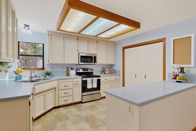 18018 Hummingbird Dr, Penn Valley, CA 95946
