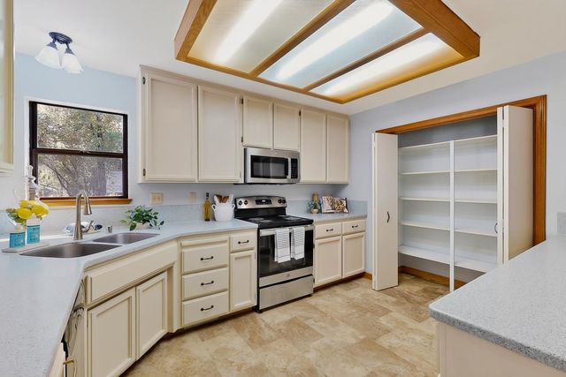 18018 Hummingbird Dr, Penn Valley, CA 95946