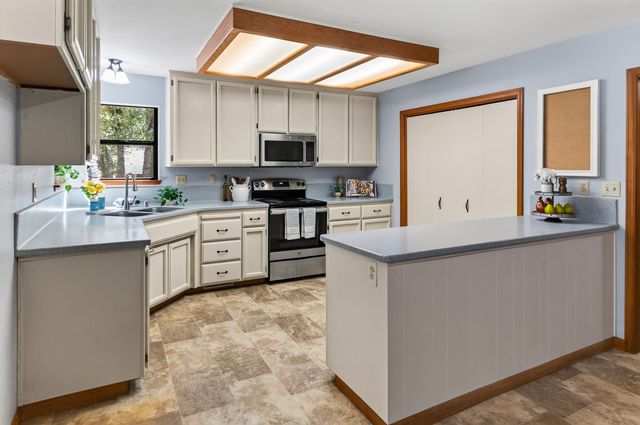 18018 Hummingbird Dr, Penn Valley, CA 95946
