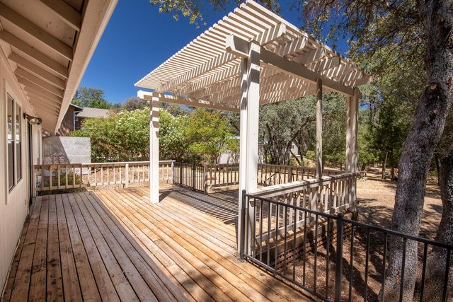 18018 Hummingbird Dr, Penn Valley, CA 95946