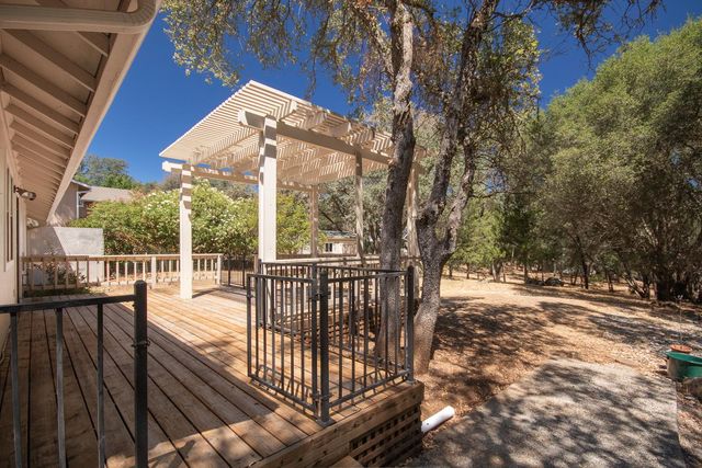18018 Hummingbird Dr, Penn Valley, CA 95946