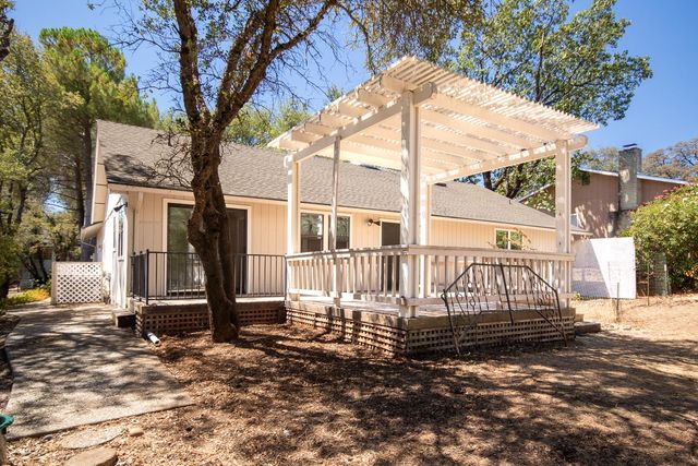 18018 Hummingbird Dr, Penn Valley, CA 95946