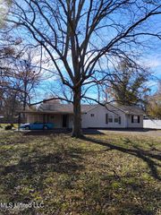 1152 Oakhurst Avenue, Clarksdale, MS 38614