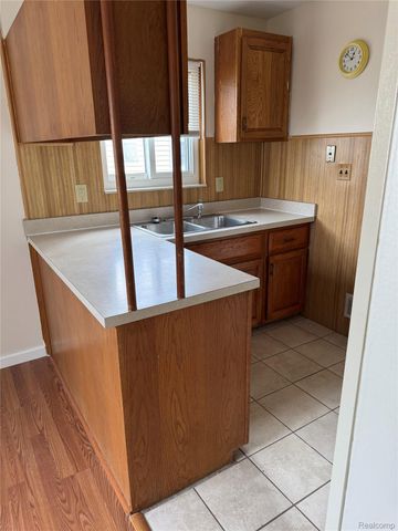 29045 Howard Avenue, Madison Heights, MI 48071