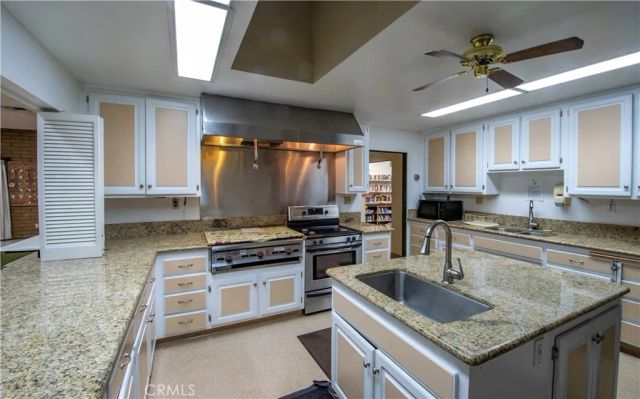 1525 W Oakland 62, Hemet, CA 92543