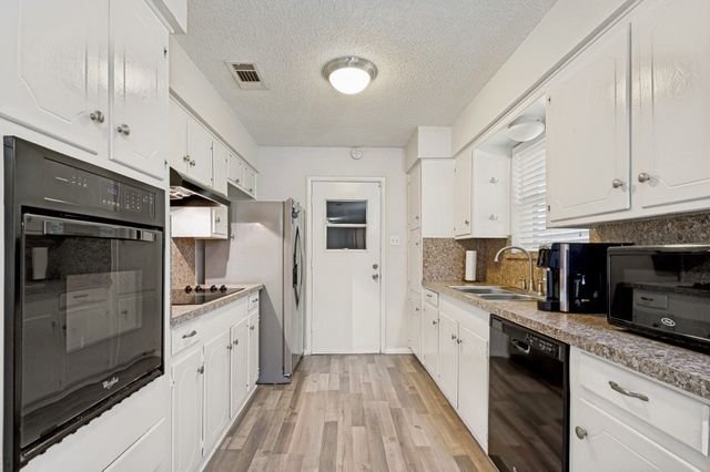 1008 Sherwood Drive, Bedford, TX 76022