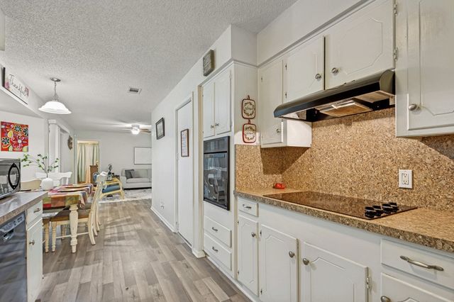 1008 Sherwood Drive, Bedford, TX 76022