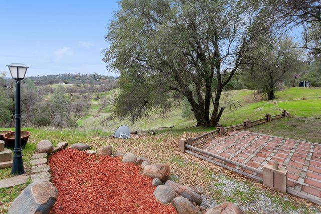 22129 E Elk Trail, Redding, CA 96003