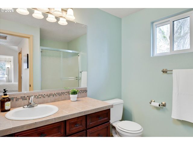 9126 Se ASH St, Portland, OR 97216